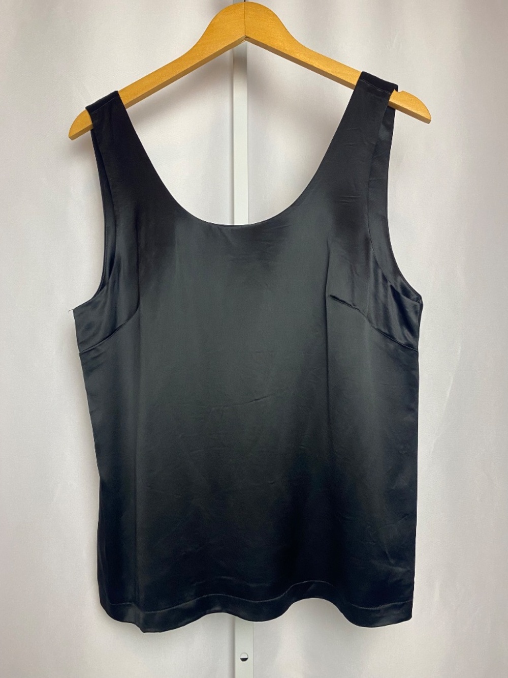 Ariose Womenʻs Black Luxurious Satin Finish Scoop Neck Silk Tank Large